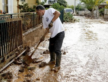 4 συλλήψεις της ΕΛ. ΑΣ. για πλιάτσικο σε Μάνδρα και Ελευσίνα το βράδυ της Κυριακής
